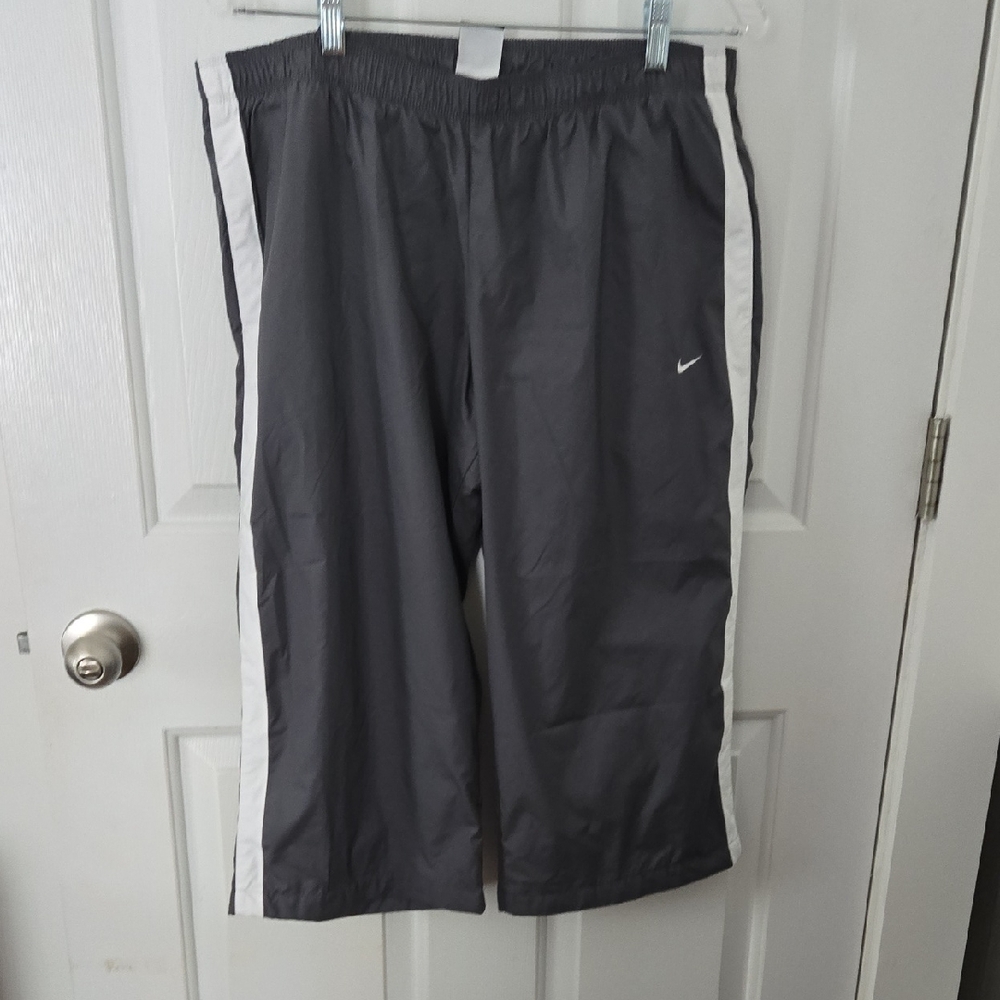 Nike WOMENs Charcoal and White Athletic CAPRI Xl